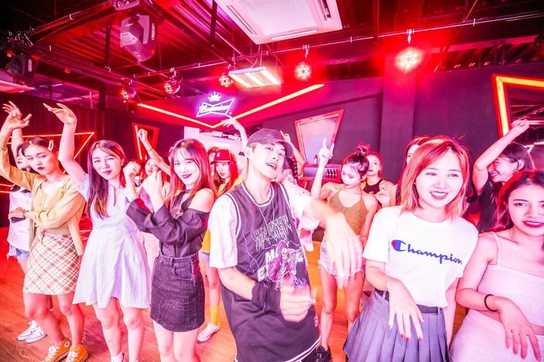 報(bào)告:我想去百威中國(guó)那個(gè)啤酒展覽館打卡品美酒佳肴|國(guó)潮范這么閃 - 第20張 - 會(huì)展活動(dòng)策劃CCASY.COM 報(bào)告:我想去百威中國(guó)那個(gè)啤酒展覽館打卡品美酒佳肴|國(guó)潮范這么閃 - 第20張
