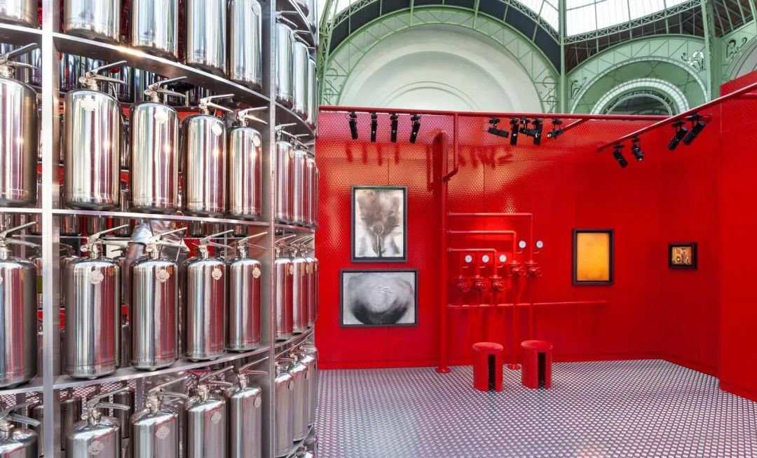 “著火”主題展覽活動策劃了一場全新的視覺體驗，滅火器很搶鏡