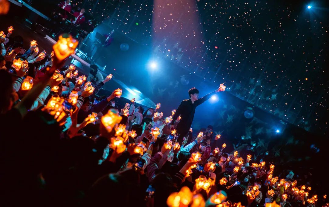 WE·LIVE生日演唱會活動策劃的科幻風舞美，是星海的沖動之門