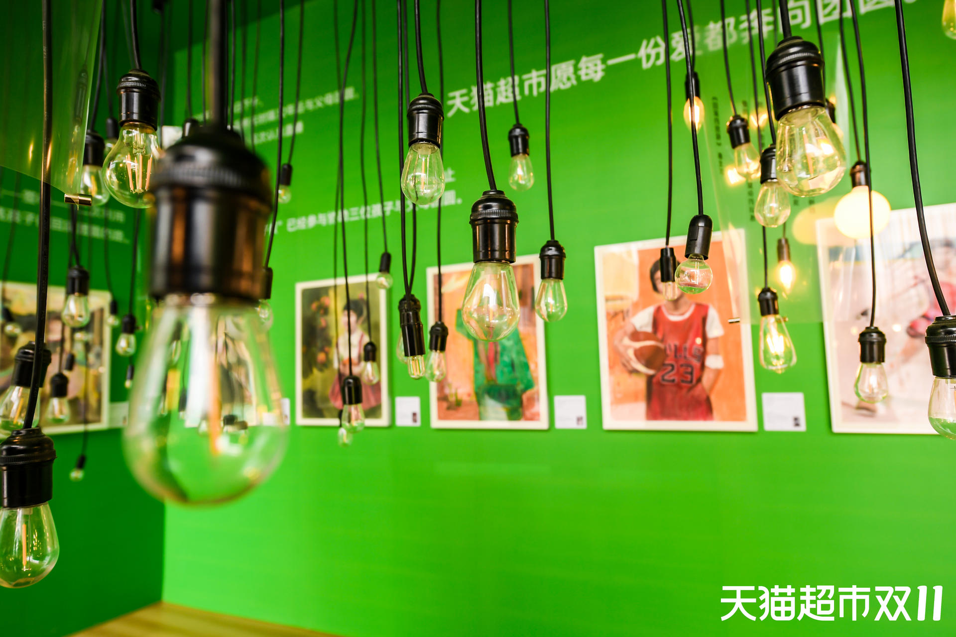 「團圓美術(shù)館」展覽活動策劃用畫作描繪了走失兒童本應(yīng)擁有的生活場景