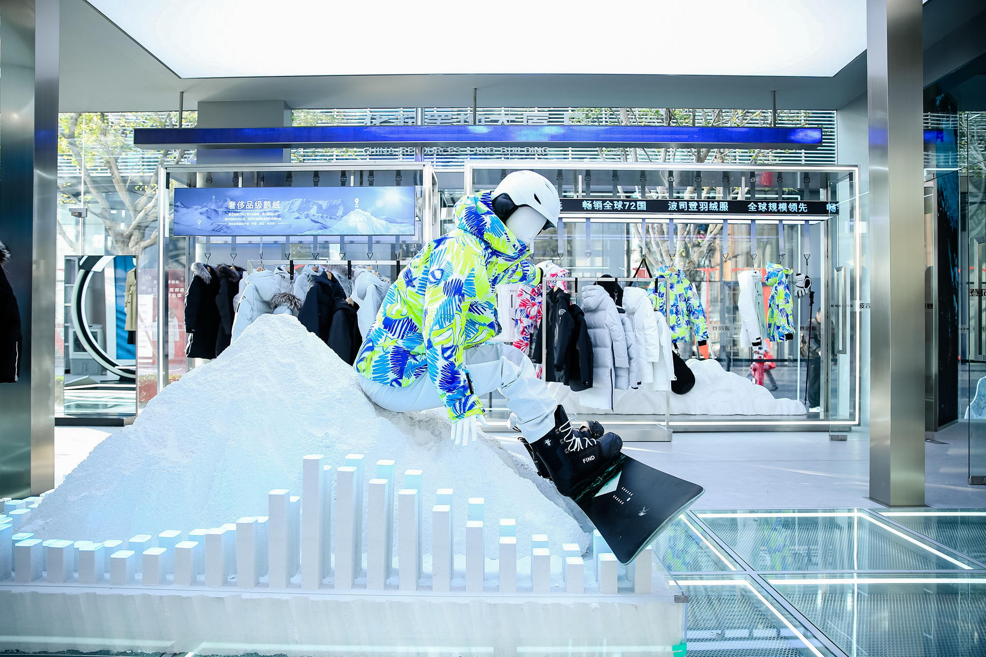 波司登快閃店活動策劃融合雪山、陽光等自然元素，帶來了“第一場雪”