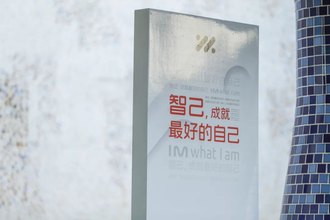 智己LS7上市發(fā)布會活動策劃使用了超大型戶外弧形大屏，視覺體驗杠杠
